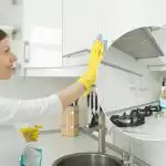 Mastnota na kuchynských skriniach sa sama odstráni: aký jednoduchý roztok